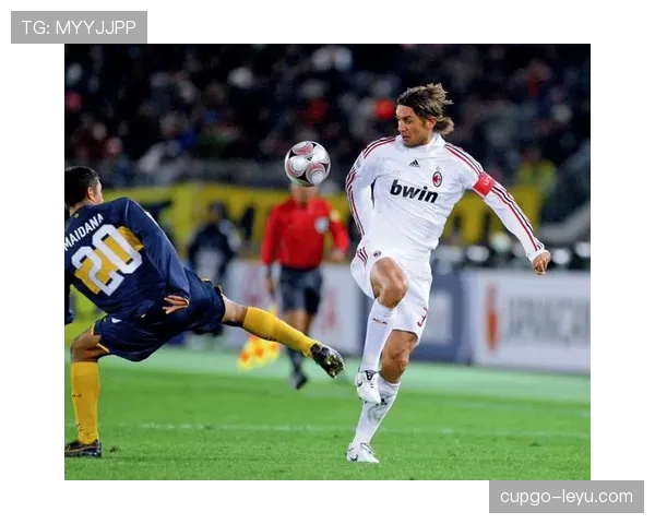 马尔蒂尼式防守再引热议:传奇后卫的战术智慧如何重塑现代足球防线 马尔蒂尼式防守再引热议:传奇后卫的战术智慧如何重塑现代足球防线