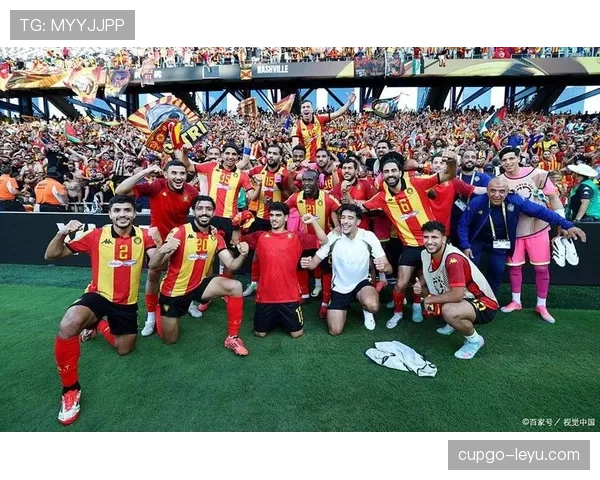 德国球迷热情合唱点燃世界杯氛围，稳健表现引全球关注