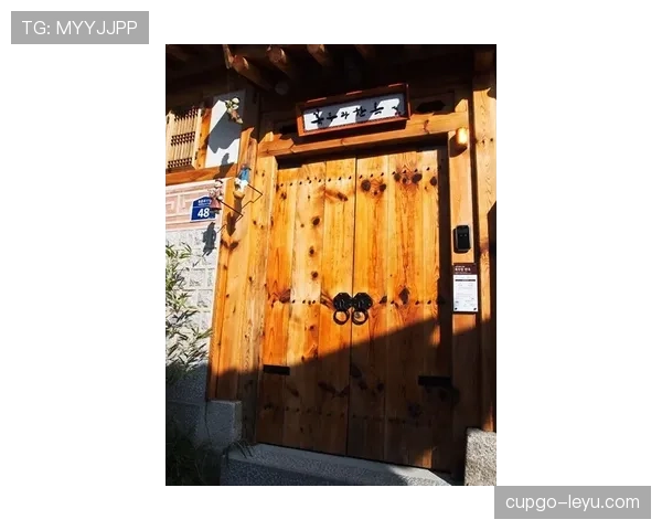 常园早上挤地铁那张脸和下午豪宅派对同框，真是两个人